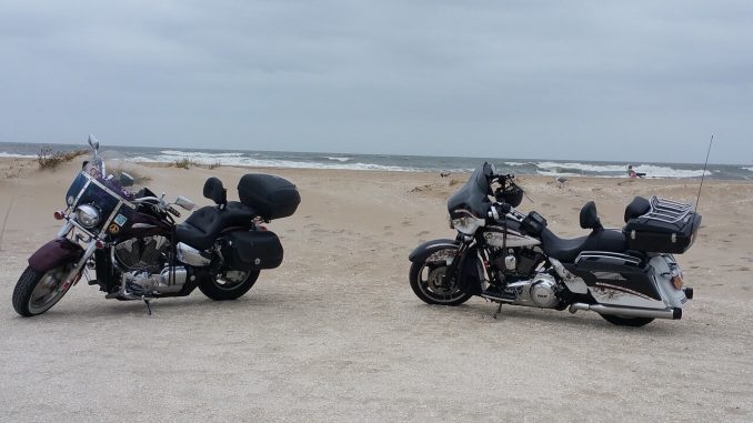 2 Motorräder am Meer