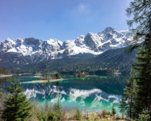 Atemberaubende Bergkulisse am Eibsee.