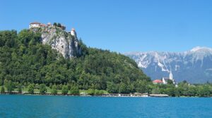 Der Bledsee ist perfekt für Wandertouren rund um Burgen, Felsen und wunderschöne Wälder.